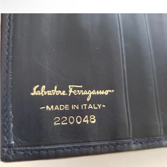 Salvatore Ferragamo Gancini
Wallet Card Bill Coin Black
Leather Medium Kisslock - Picture 4 of 14